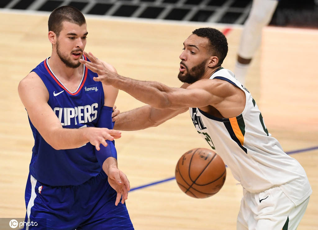 快船碾压尼克斯，戈贝尔关键制胜