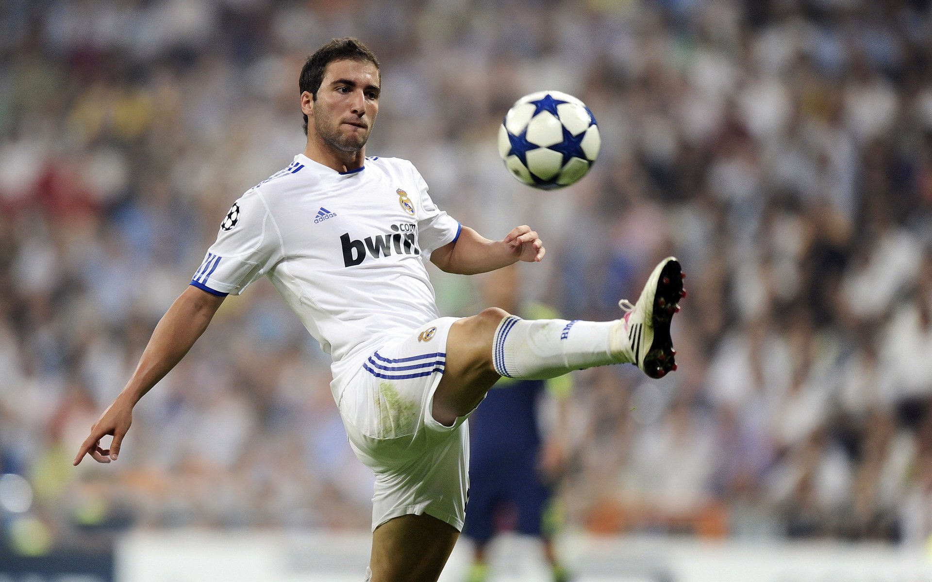 足球的非对称性美学,基耶萨的直线与曼城的曲线